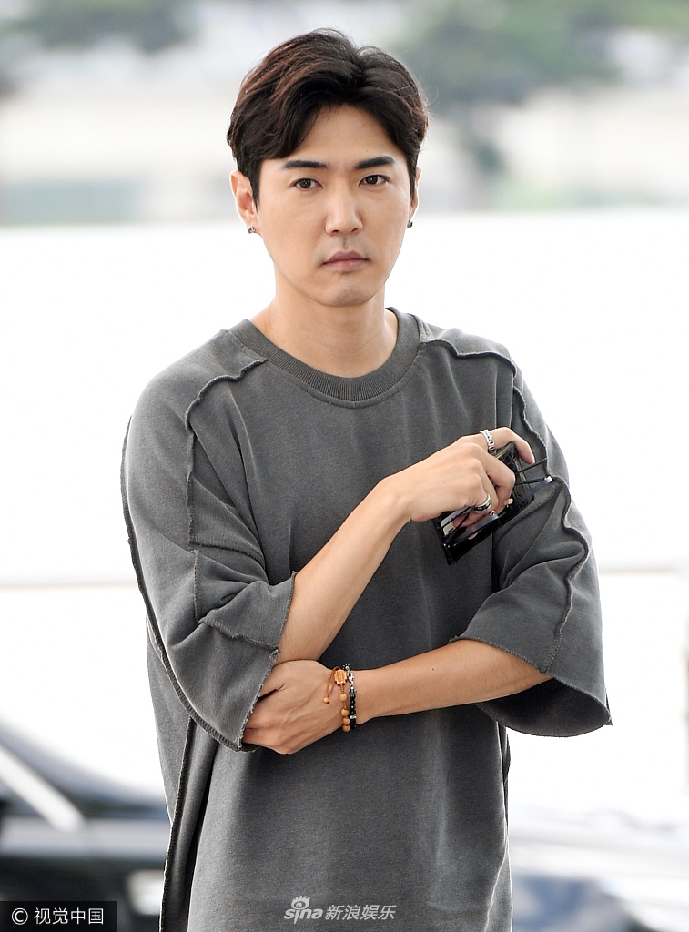 组图歌手安信源t恤黑裤现身见镜头面无表情显木讷