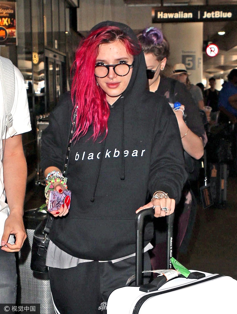 双性恋贝拉顶红发素颜满脸痘 穿歌手黑熊帽衫被疑好事近