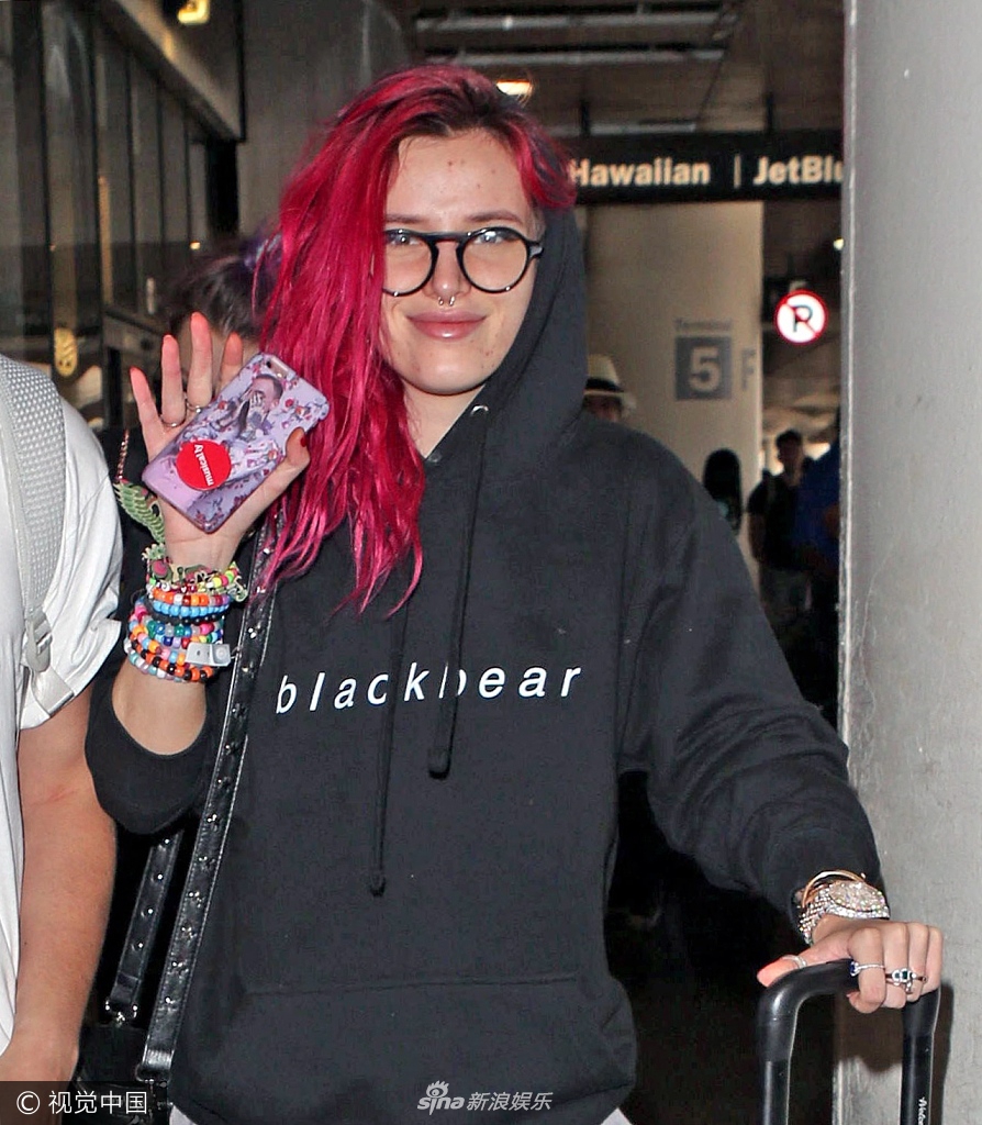 双性恋贝拉顶红发素颜满脸痘 穿歌手黑熊帽衫被疑好事近