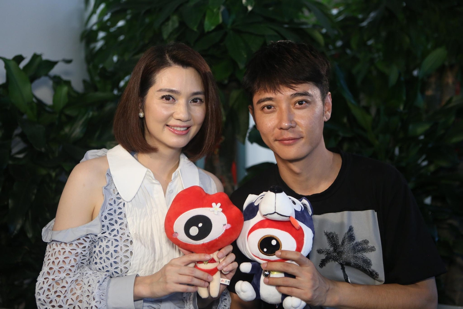 组图:张丹峰洪欣夫妇首次正面回应风波 深情对视互动有爱