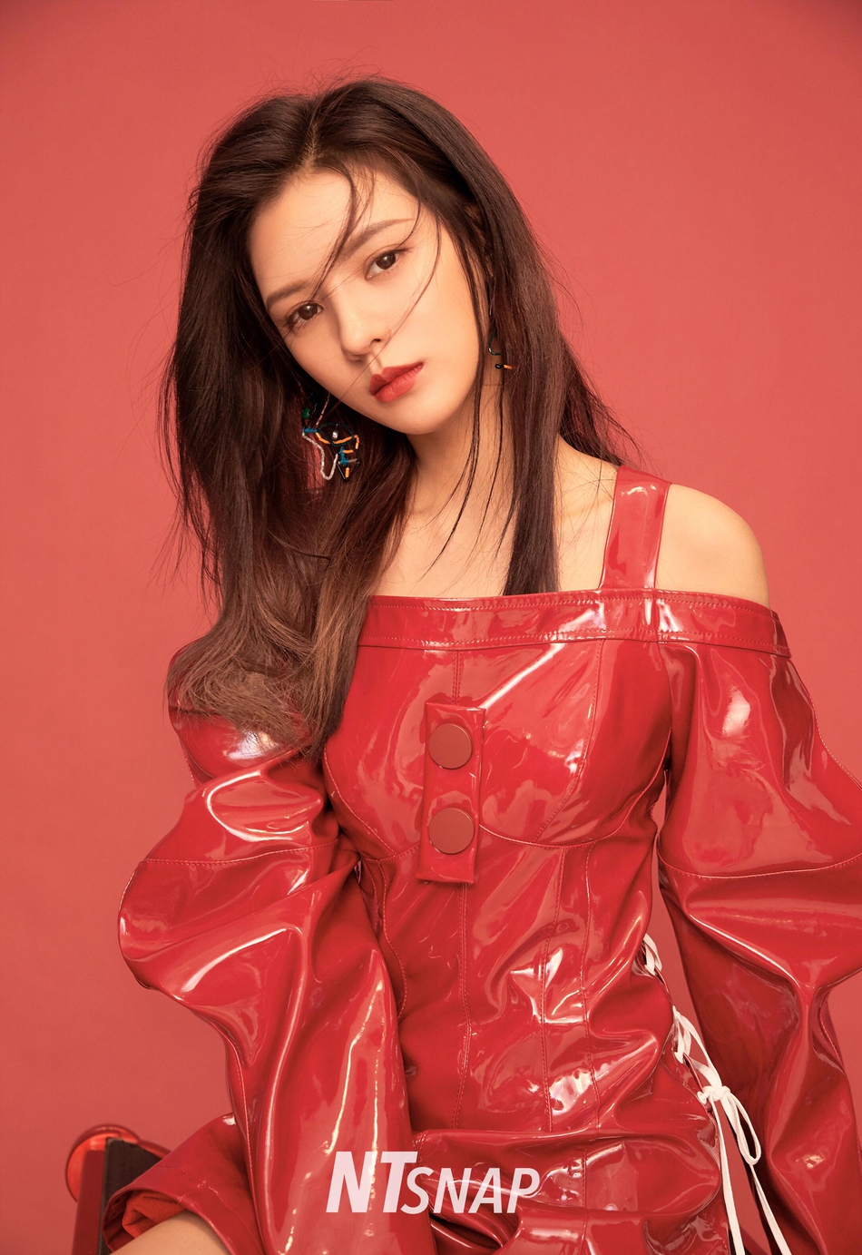 张予曦连身裙搭黑色短靴 长发微卷美腿撩人
