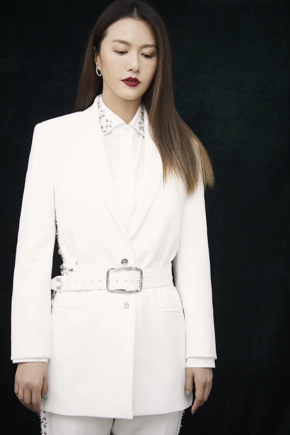 组图:谭维维直发红唇眼神犀利 全白look利落飒爽气场足_高清图集_新浪