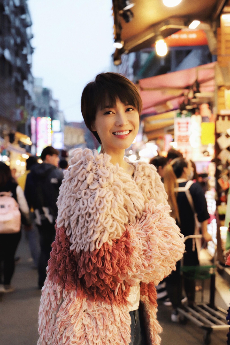 新浪娱乐讯 日前ntsnap跟拍了一组欧阳佳拍摄新片时的路拍照.