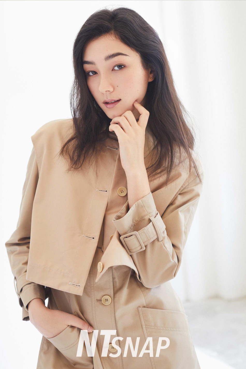 组图:刘承羽笑容温暖眼神俏皮 复古摩登尽显时尚