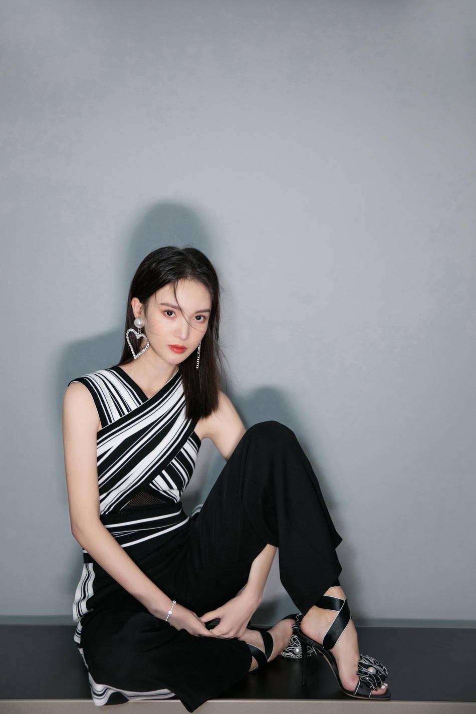 组图:金晨黑白条纹连体裤搭高跟鞋 皮肤白皙美腿修长