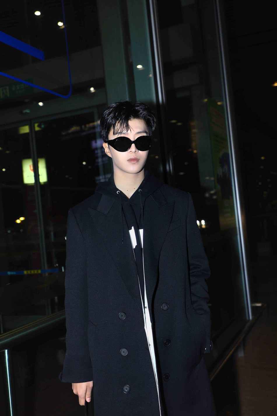 组图:范丞丞首次启程巴黎时装周 黑色大衣轻松有朝气