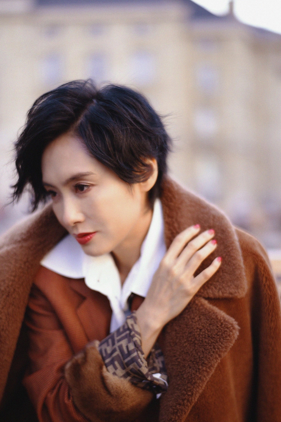 组图:朱茵白色衬衫搭焦糖色西装 尽显紫霞仙子魅力