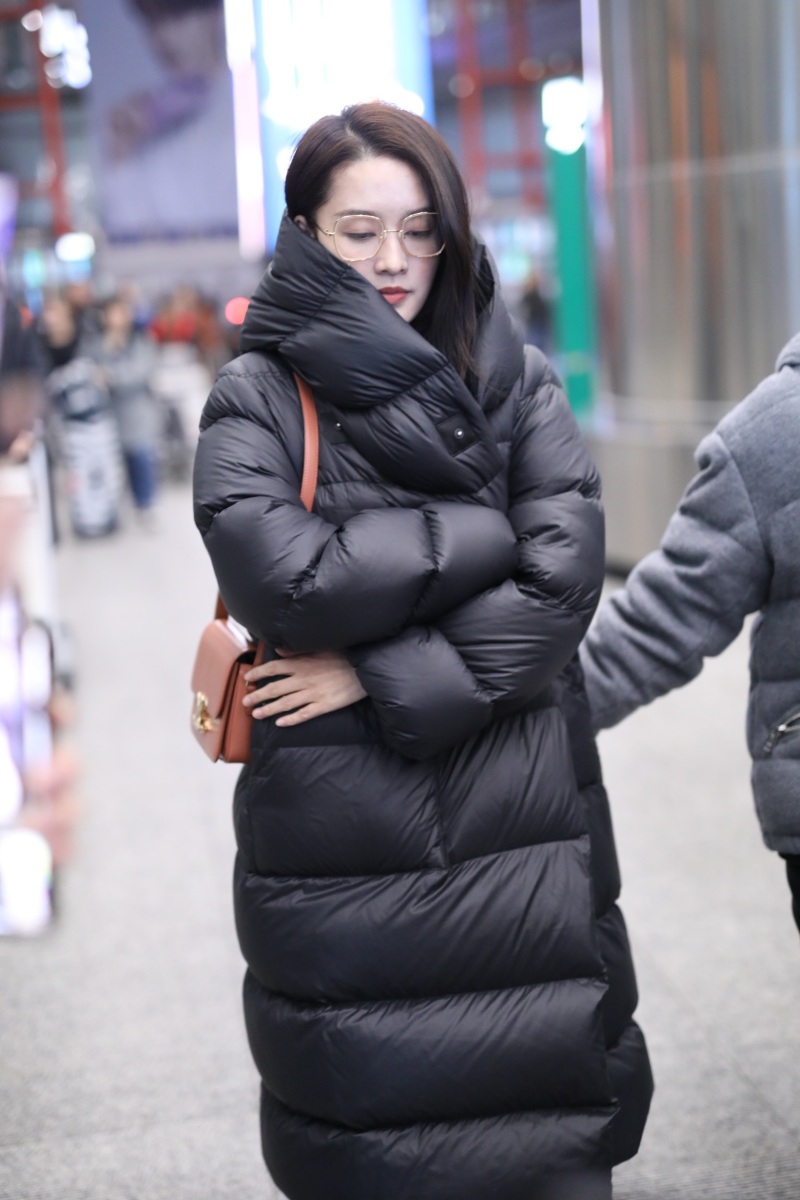 组图:李沁穿黑色羽绒服认真保暖 戴金色边框眼镜飒爽有魅力