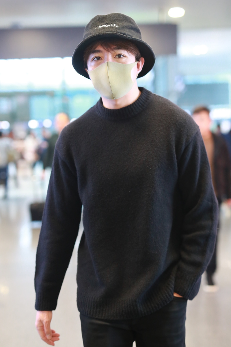 组图:俞灏明素颜戴口罩露大眼睛显呆萌 穿黑毛衣插兜走路气场足