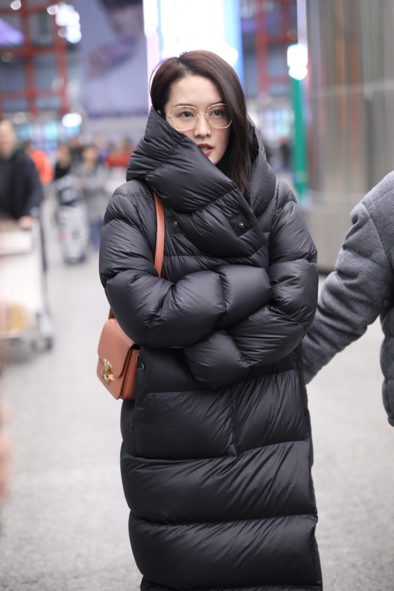 组图:李沁穿黑色羽绒服认真保暖 戴金色边框眼镜飒爽有魅力