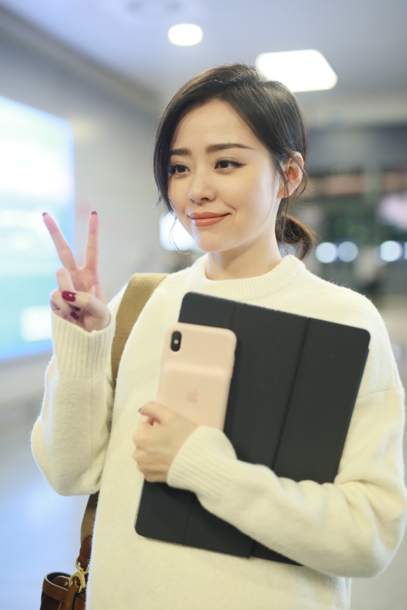 组图:张靓颖穿肖战同款白毛衣清纯可人 给粉丝签名亲和力爆棚