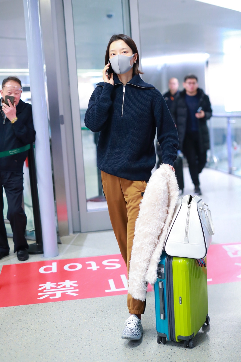 组图:杜鹃素颜口罩遮面难掩美貌 装扮休闲气质绝佳