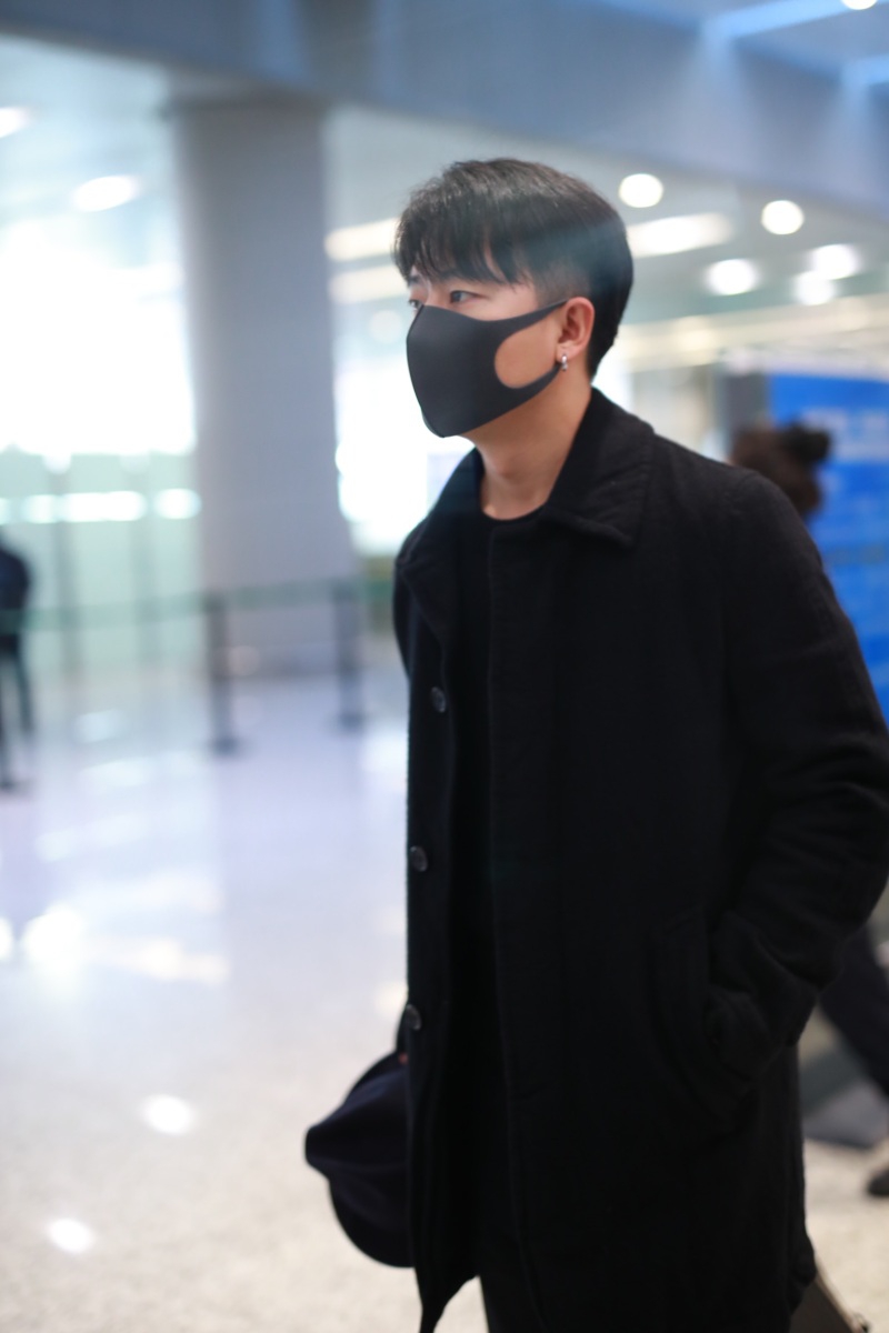组图:黄轩素颜口罩遮面难掩帅气 全黑look造型独自拉行李接地气