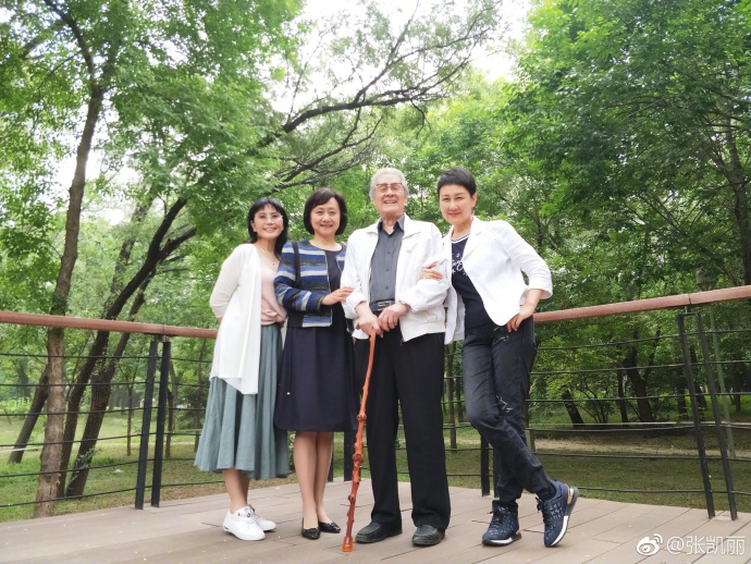 张凯丽与蓝天野黄梅莹吴玉华重聚晒合照_高清图集_新浪网