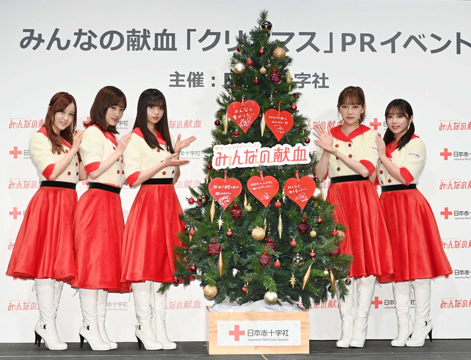 组图:乃木坂46成员圣诞制服登场 写心愿卡片寄祝福