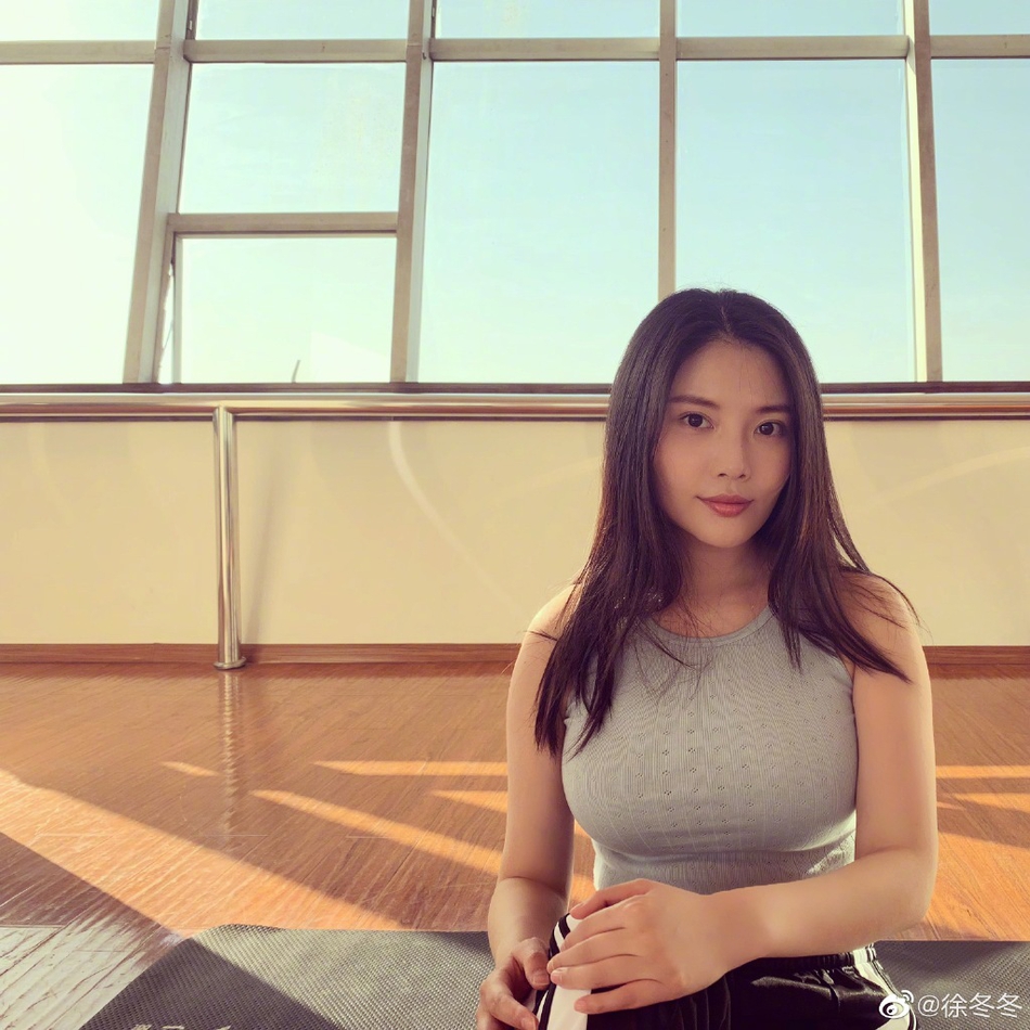 新浪娱乐讯 6月3日,"大嫂"徐冬冬在微博上晒出一组在健身房的照片