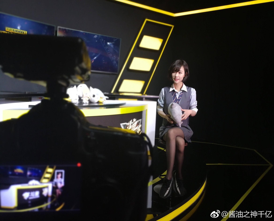 9 / 10 新浪娱乐讯 绝地求生最美美腿千亿凭借着导播一波调皮的"八倍