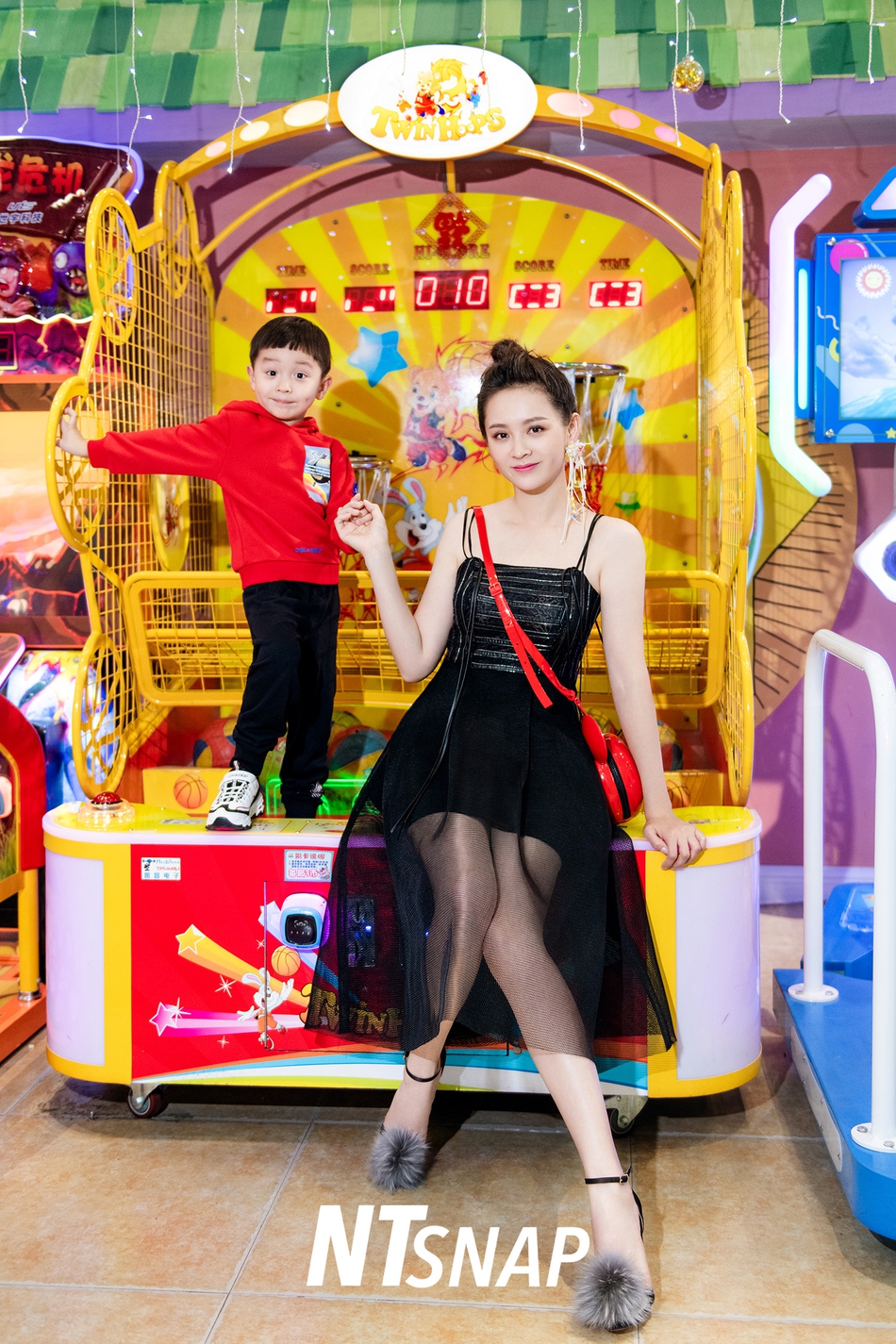 新浪娱乐讯 5月31日,邓莎和儿子大麟子合体为ntsnap拍摄的写真大片