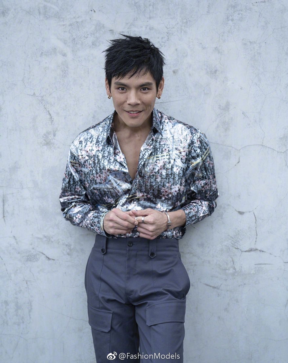 组图:向佐时尚大片曝光!一改功夫硬汉形象展露柔情一面