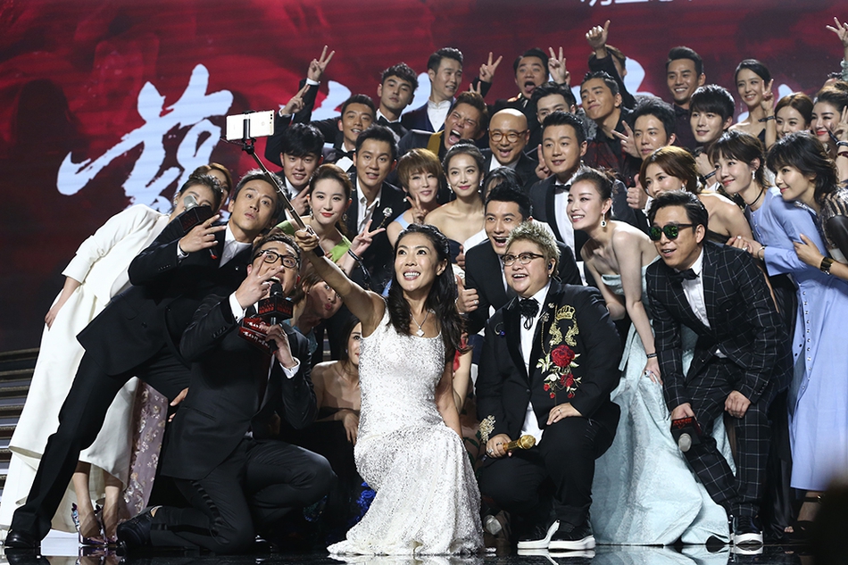 新浪娱乐讯 2018芭莎明星慈善夜将于10月12日在北京举行,杨幂,李宇春
