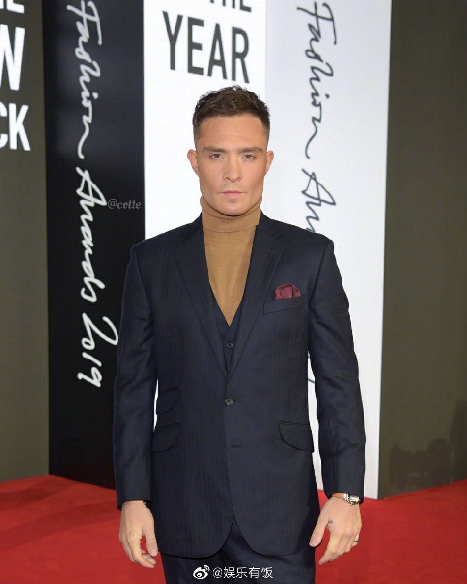 9 新浪娱乐讯 11月2日,美剧《绯闻女孩》中饰演"花花公子"chuck bass