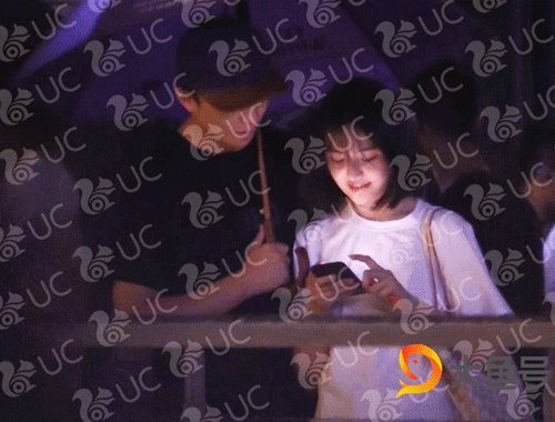 组图：郑爽新恋情疑似曝光 与男子亲密挽手犹如连体婴