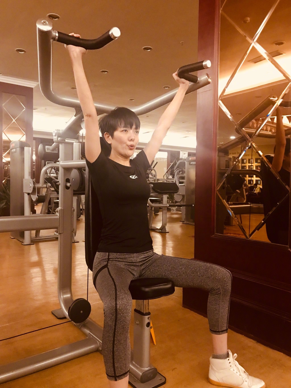汪涵娇妻杨乐乐晒健身照 身材凹凸有致长腿抢镜