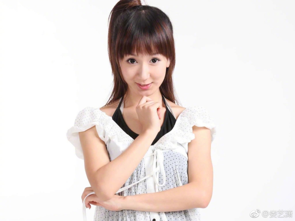 组图:娄艺潇18岁青涩照片曝光 清纯可爱略显婴儿肥