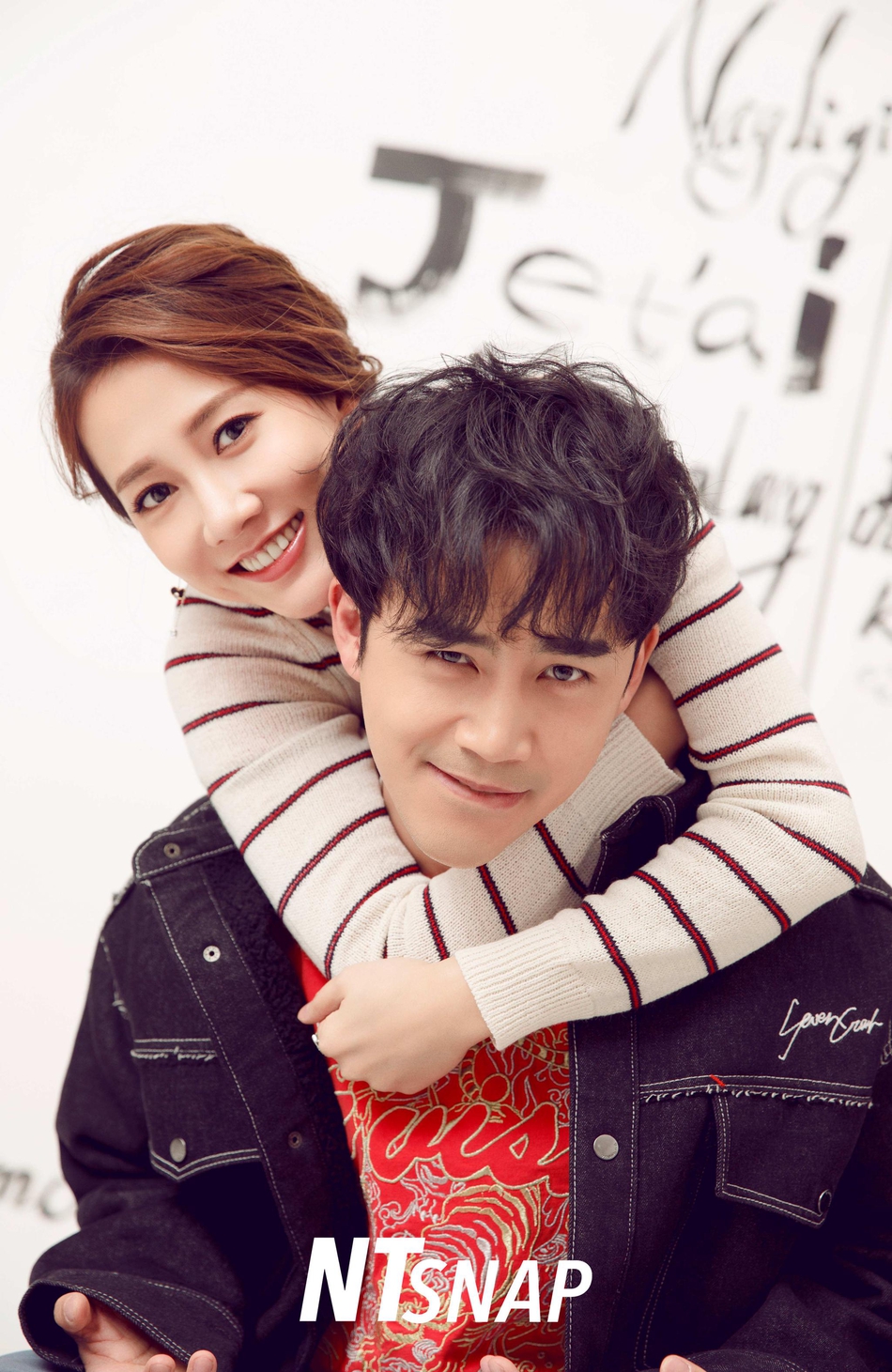 组图:李茂弦子合体拍写真大片 亲密搂肩背后抱