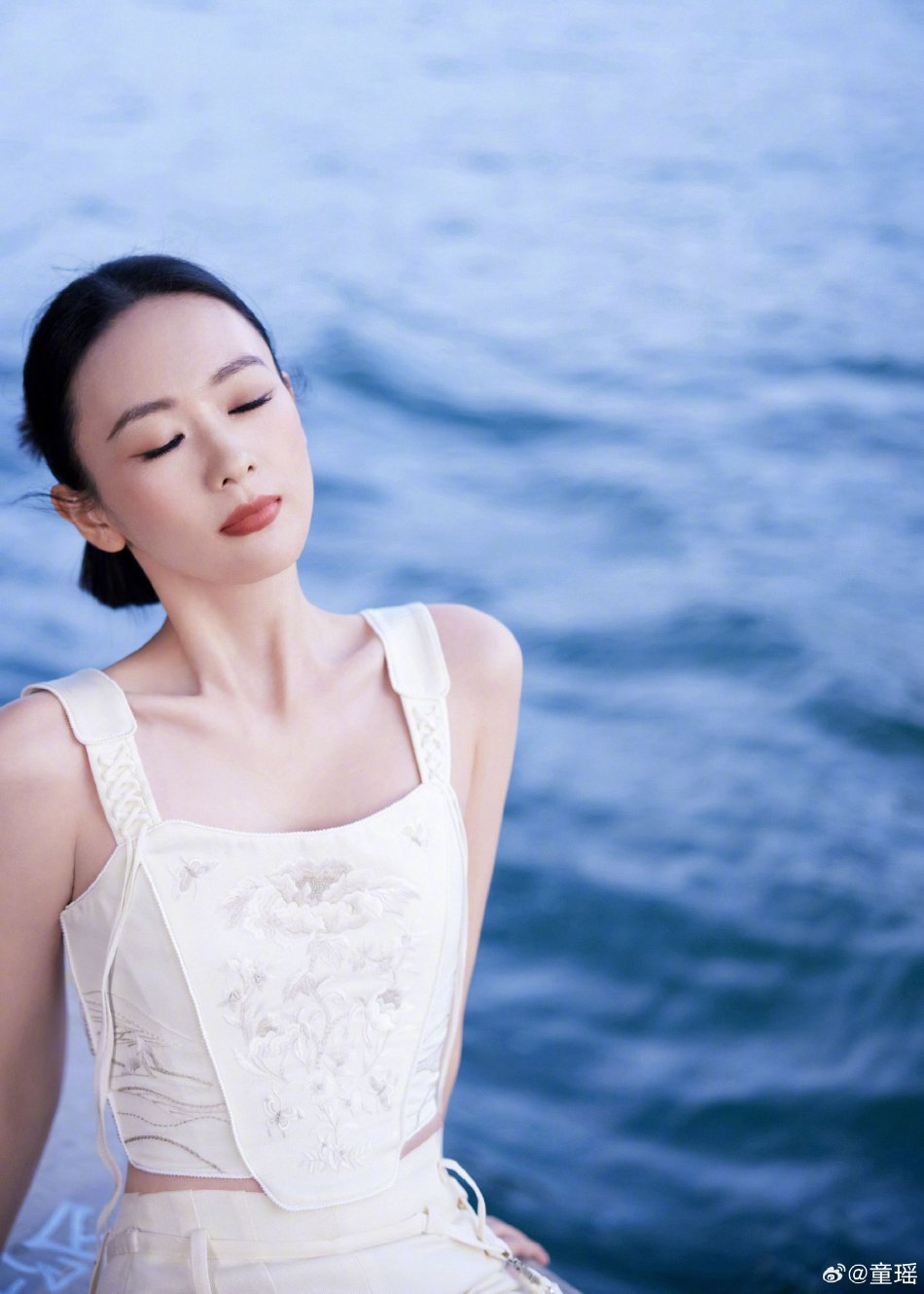 組圖：童瑤白色新中式套裝現身塞納河畔 純潔優雅如東方茉莉 - 新浪香港