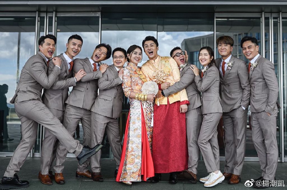 组图:黄嘉乐举办婚宴 唐诗咏马国明等与新婚夫妻合影场面欢乐