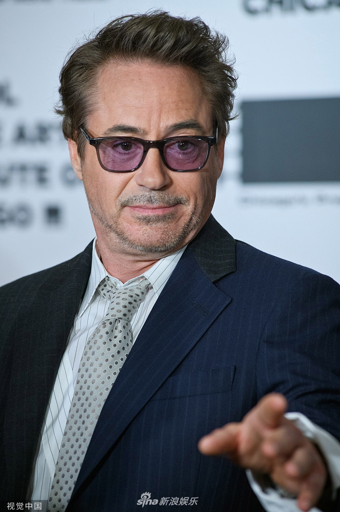 组图:有爱!小罗伯特·唐尼助阵"钢铁侠管家" 戴紫墨镜扮酷