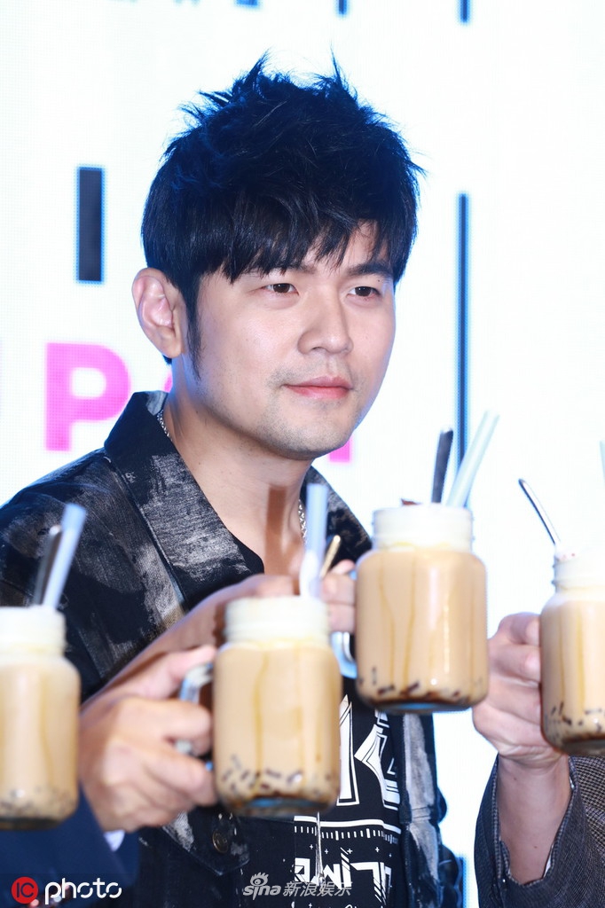 组图周杰伦无惧发胖狂喝奶茶三大杯暗示年底或赴港开演唱会