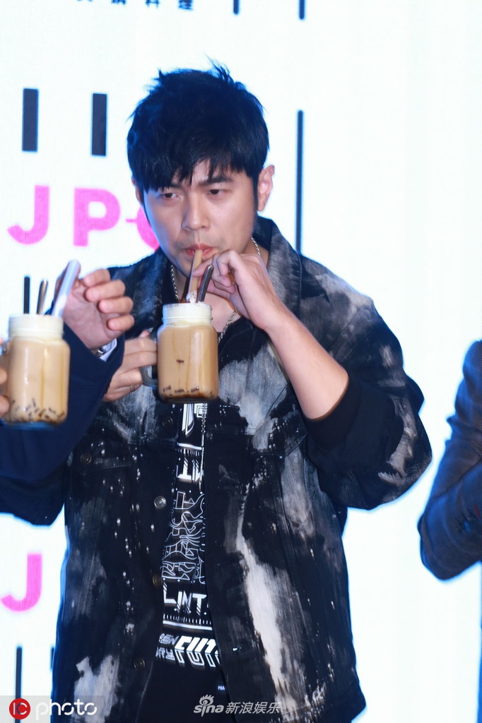 组图:周杰伦无惧发胖狂喝奶茶三大杯 暗示年底或赴港开演唱会