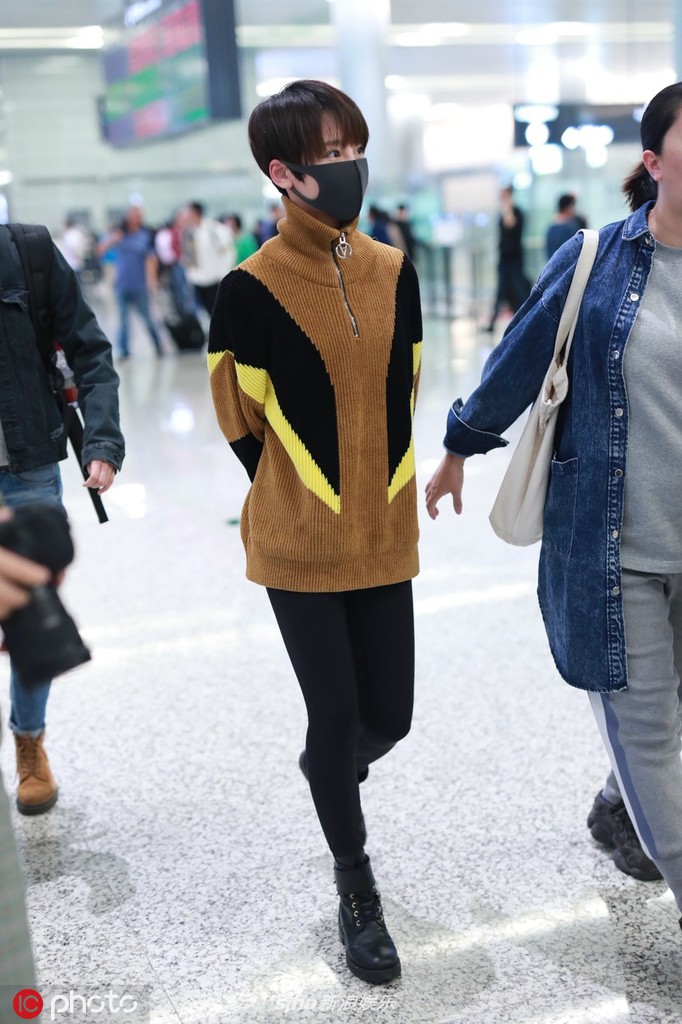 组图:吴京老婆谢楠戴口罩低调现身 清瘦窈窕美腿吸睛