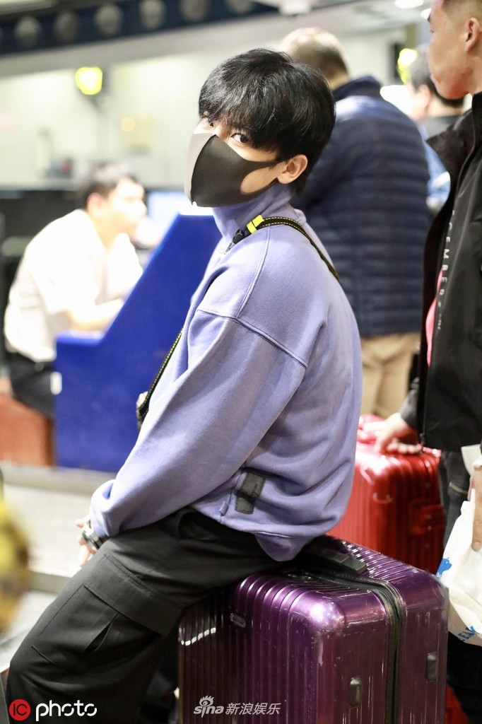 组图:侯明昊机场独坐行李箱造型傲娇 小猫般魅惑眼神超勾人
