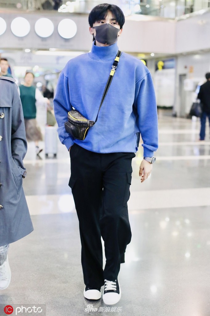 组图:侯明昊机场独坐行李箱造型傲娇 小猫般魅惑眼神超勾人