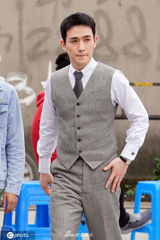 组图朱一龙生日开拍新戏民国西装造型再现温润儒雅气质