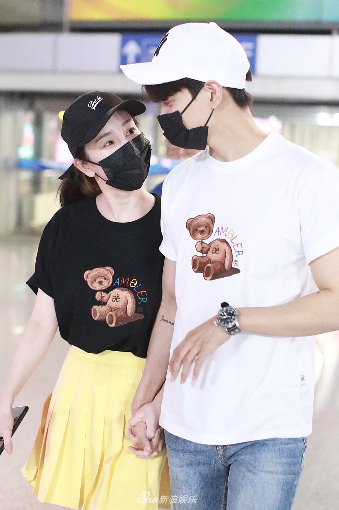 组图张檬与男友从头到脚穿情侣装挽手对视胸口签名甜蜜恩爱