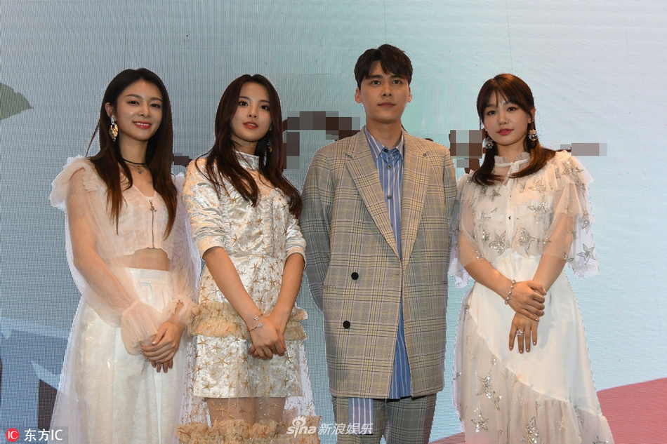 组图:火箭少女与李易峰同框合影 杨超越傅菁徐梦洁争相比美