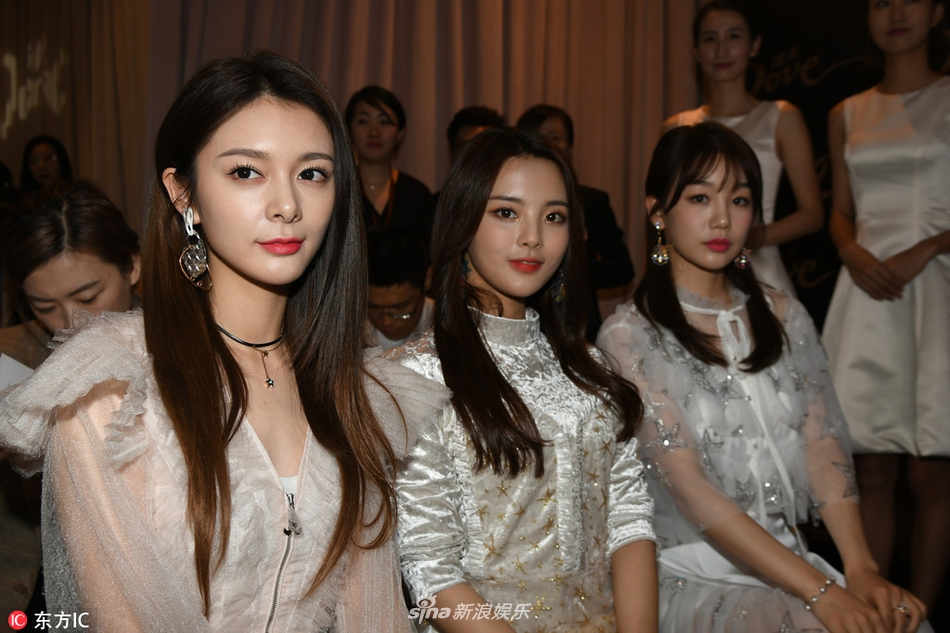 组图:火箭少女与李易峰同框合影 杨超越傅菁徐梦洁争相比美