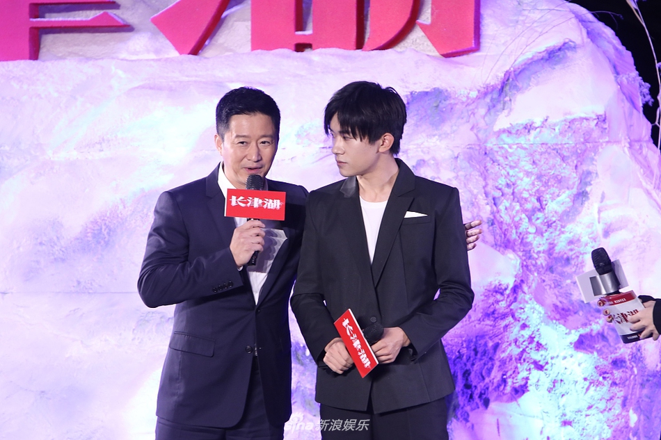 组图:超宠弟弟!吴京要用身体温暖易烊千玺 亲密拥抱京玺cp实锤