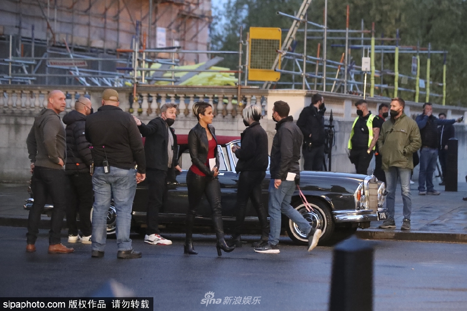 组图：马克·沃尔伯格现身新片片场垫脚与哈莉·贝瑞拥抱第5张图片