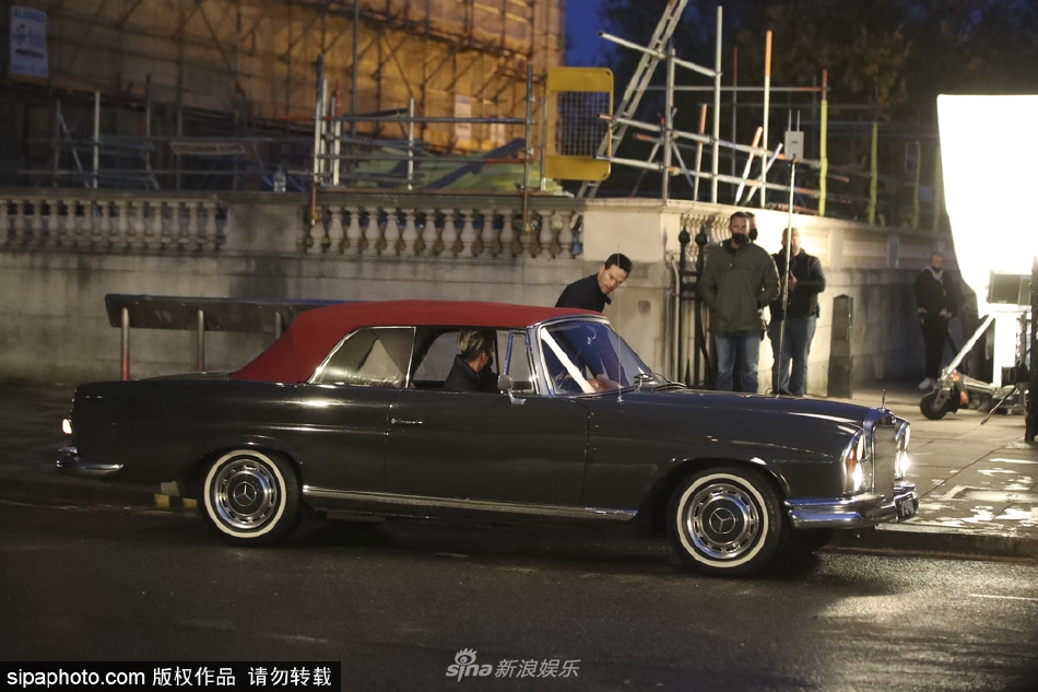 组图：马克·沃尔伯格现身新片片场垫脚与哈莉·贝瑞拥抱第3张图片