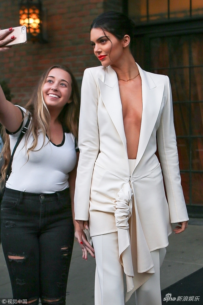 组图:女王攻!肯达尔中门大开性感又帅气 红唇烈焰高冷动人