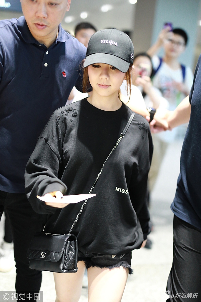 组图:邓紫棋获造型师男友护驾 戴情侣款棒球帽暗暗发糖