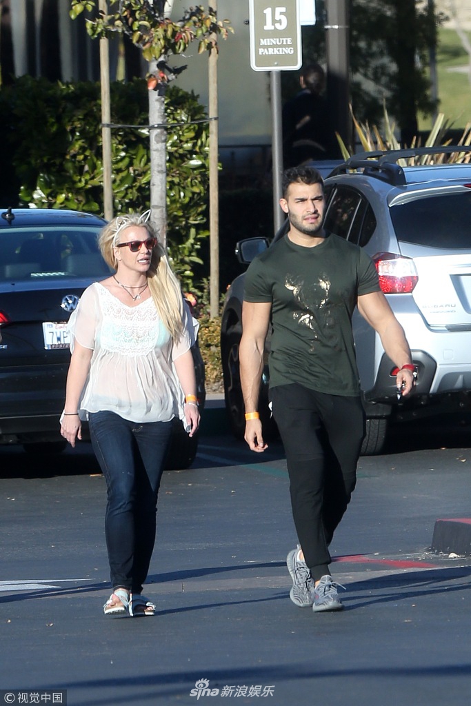 组图:"小甜甜"布兰妮和男友约会 超萌发卡抢镜