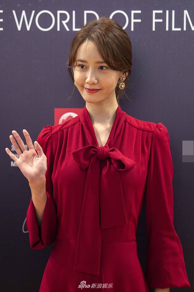 20181209明星林允儿任澳门影展明星大使温婉挥手女人味十足