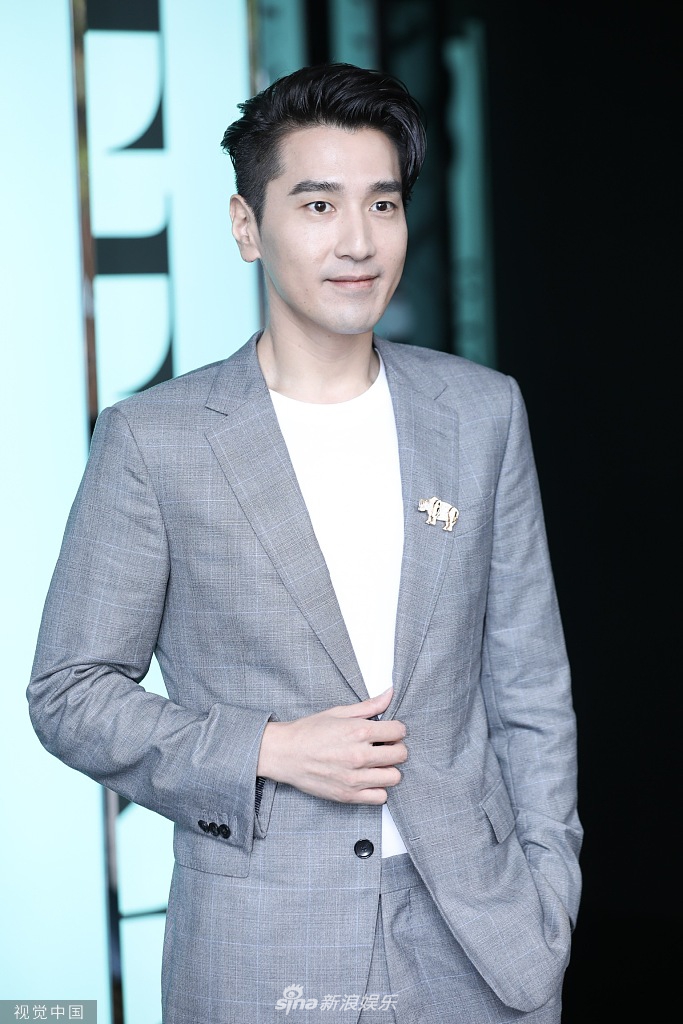 组图:赵又廷一身西装亮相尽显绅士质感 变身暖男笑灿如花