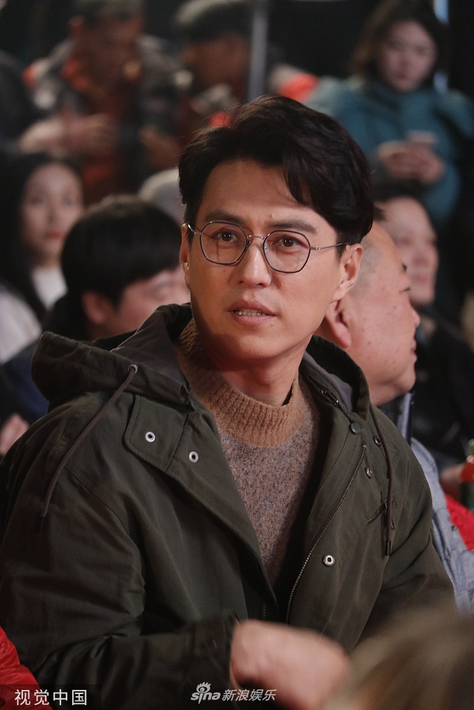 组图:无男神包袱!靳东素颜戴眼镜亮相 拍手大笑吐舌卖萌